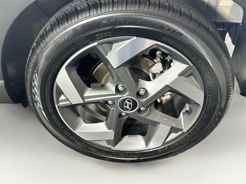 Used 2024 Hyundai Venue SEL image 11