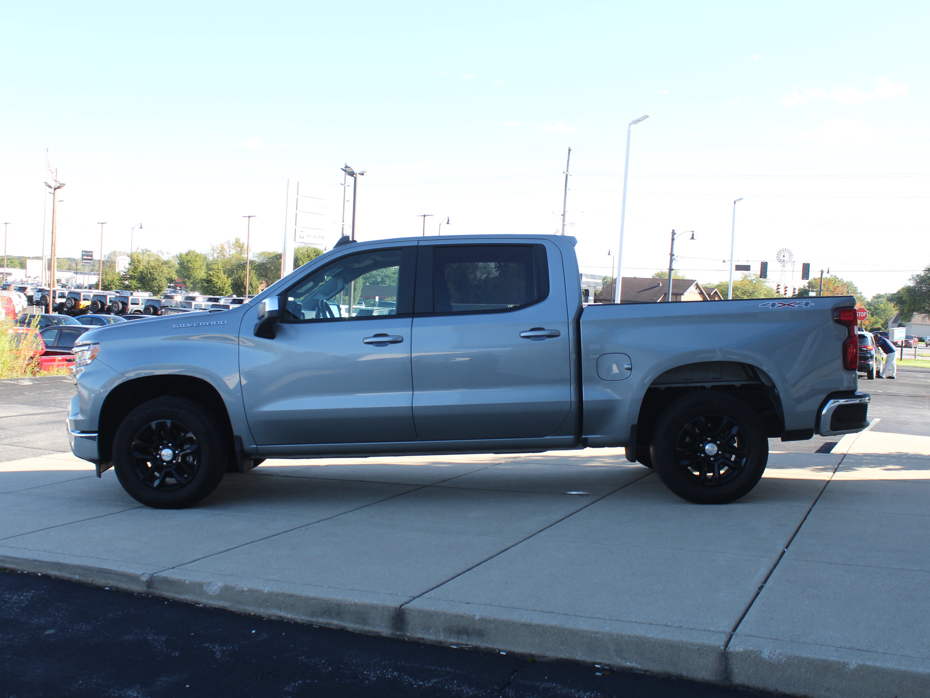 Used 2023 Chevrolet Silverado 1500 LT AWD/4WD image 9