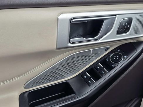 Used 2020 Ford Explorer Platinum w/ Premium Technology Package image 16