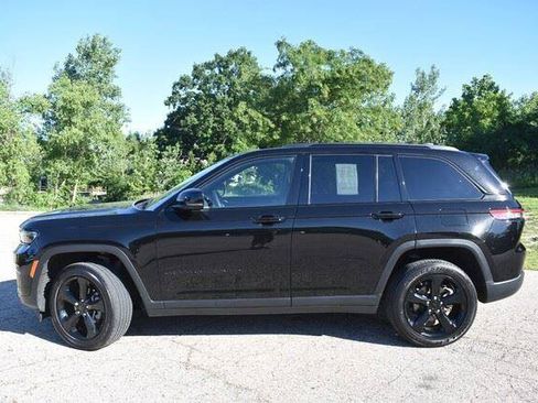 Used 2024 Jeep Grand Cherokee Altitude AWD/4WD image 3