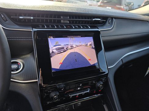 New 2025 Jeep Grand Cherokee Altitude image 17