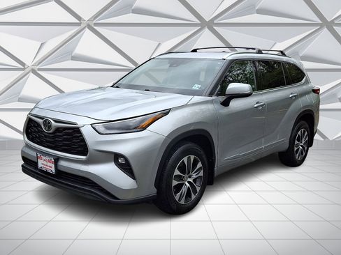 Used 2021 Toyota Highlander XLE AWD/4WD image 4