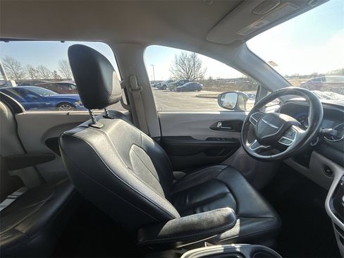Used 2020 Chrysler Pacifica Touring-L image 10