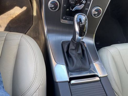 Used 2015 Volvo V60 T5 Cross Country image 22