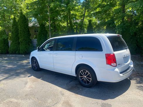 Used 2017 Dodge Grand Caravan GT FWD image 3