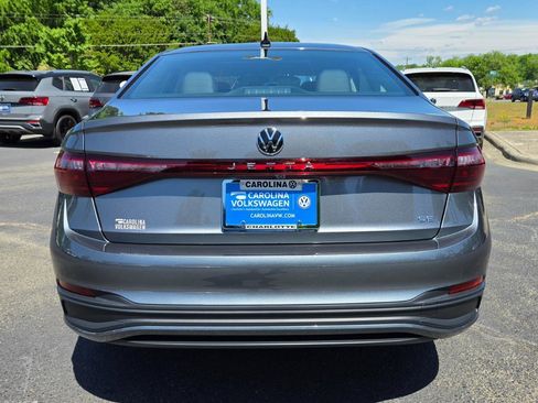 Used 2026 Volkswagen Jetta SE FWD image 13