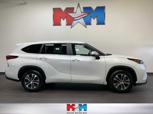 Used 2023 Toyota Highlander XLE image 1