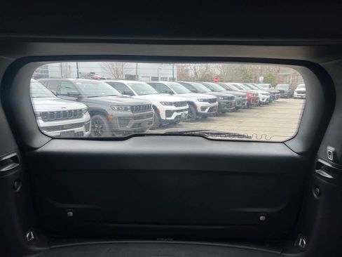 Used 2025 Jeep Grand Cherokee Limited w/ Luxury Tech Group II image 37