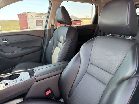 Used 2023 Nissan Rogue SV w/ SV Premium B Package image 18