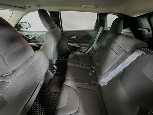 Used 2017 Jeep Cherokee Latitude w/ Cold Weather Group image 9