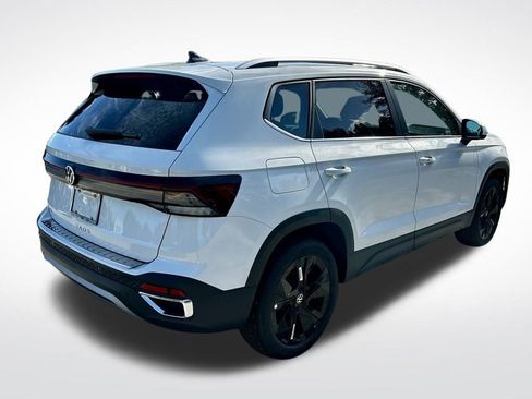 New 2026 Volkswagen Taos SE image 5