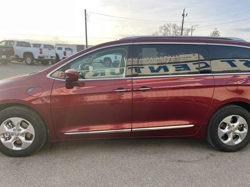 Used 2019 Chrysler Pacifica Touring-L FWD image 6