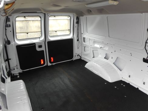 Used 2009 Ford E-350 and Econoline 350 Super Duty RWD image 21