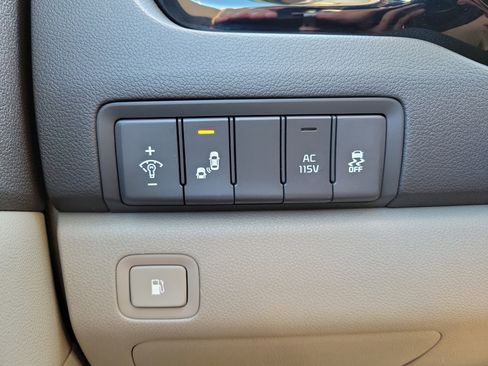 Used 2015 Kia Sedona SX image 26