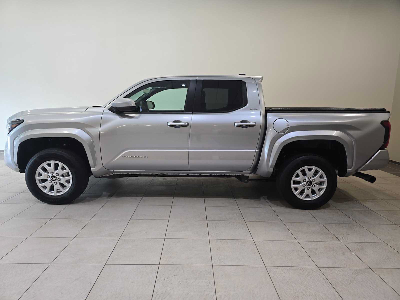 Certified 2025 Toyota Tacoma SR5 AWD/4WD image 3