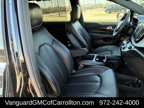 Used 2025 Chrysler Pacifica Select image 26