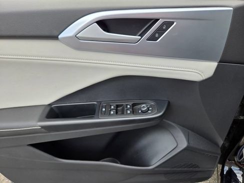 Certified 2025 Volkswagen Taos SE FWD image 18