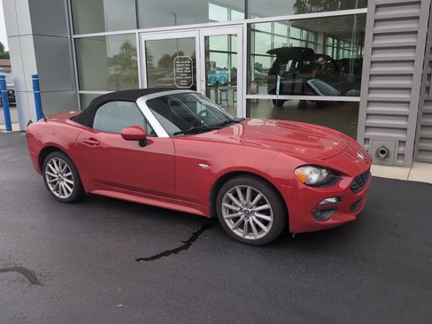 Used 2017 FIAT 124 Spider Lusso RWD image 2