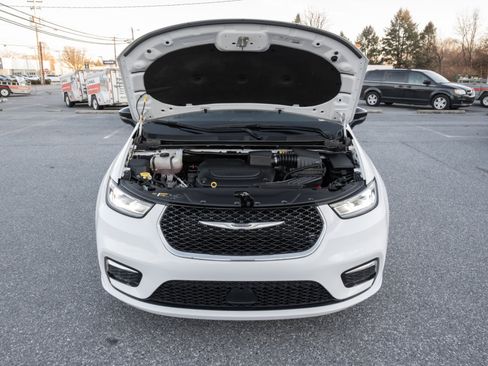 Used 2024 Chrysler Pacifica Touring-L image 41