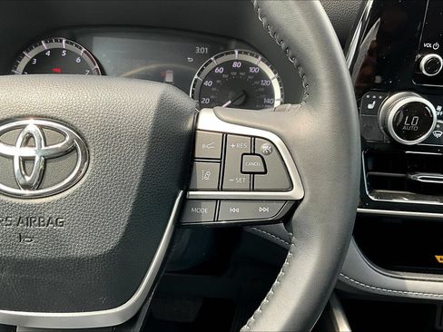 Used 2024 Toyota Highlander XLE AWD/4WD image 14