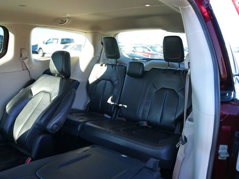 Used 2022 Chrysler Pacifica Touring-L image 10