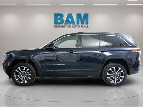 Used 2023 Jeep Grand Cherokee Overland AWD/4WD image 4