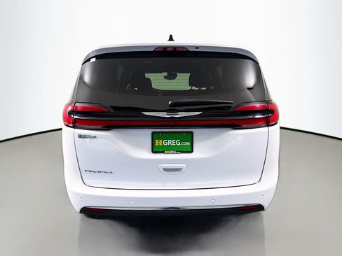 Used 2023 Chrysler Pacifica Touring FWD image 8