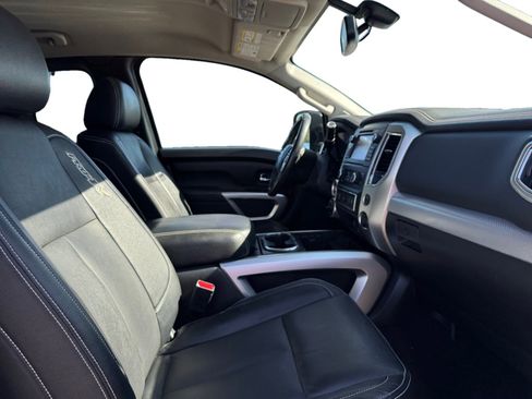 Used 2018 Nissan Titan PRO-4X w/ Pro-4x Convenience Package AWD/4WD image 17