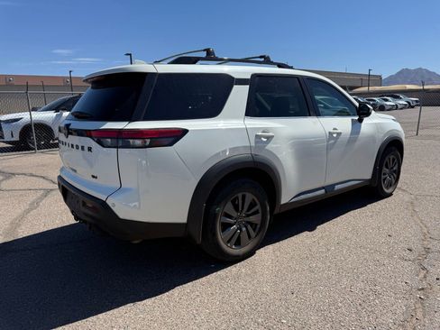 Used 2022 Nissan Pathfinder SV w/ SV Premium Package FWD image 5