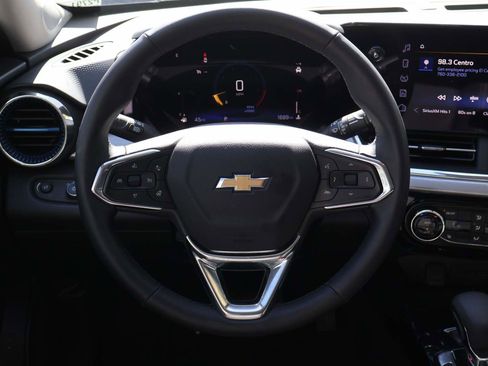 Used 2025 Chevrolet Trax LT w/ LT Convenience Package FWD image 13