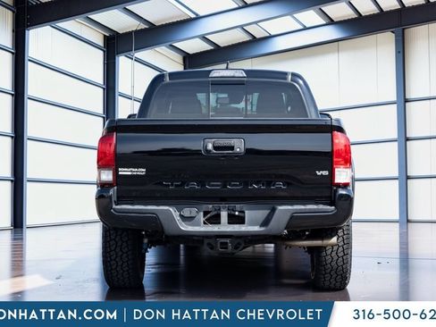 Used 2018 Toyota Tacoma TRD Sport AWD/4WD image 21