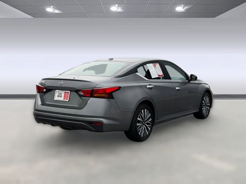 Used 2025 Nissan Altima 2.5 SV FWD image 9
