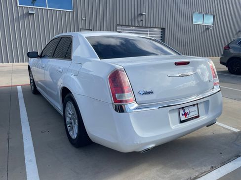 Used 2014 Chrysler 300 RWD image 6