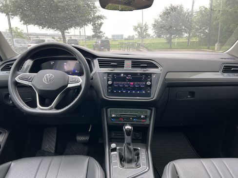 Certified 2023 Volkswagen Tiguan SE w/ Panoramic Sunroof Package FWD image 25