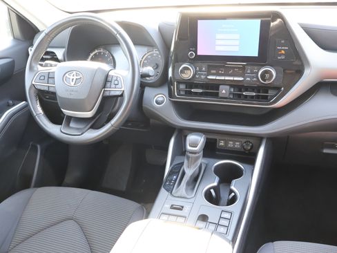 Used 2024 Toyota Highlander LE image 16