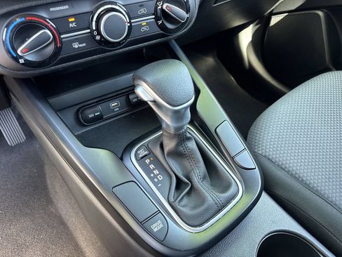 Used 2025 Kia Soul LX w/ LX Technology Package FWD image 29