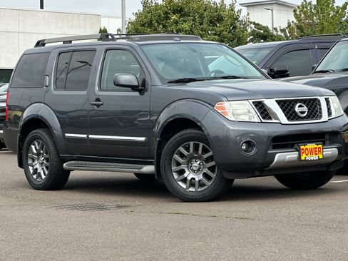 Used 2011 Nissan Pathfinder LE w/ Navigation Pkg AWD/4WD image 2