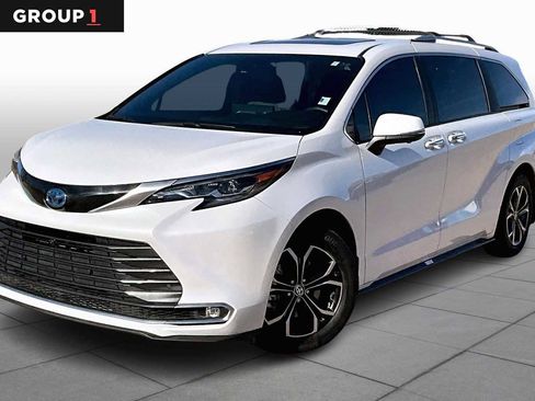 Used 2025 Toyota Sienna Platinum image 1