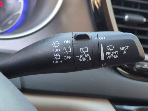 Used 2023 Chrysler Pacifica Touring-L image 25