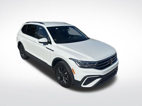 Used 2024 Volkswagen Tiguan SE image 3