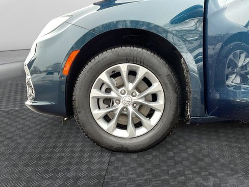 Used 2025 Chrysler Pacifica Select image 14