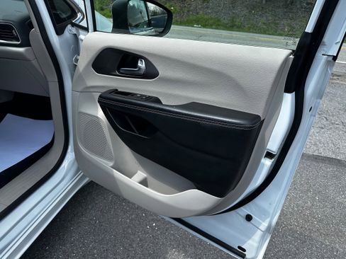 Used 2023 Chrysler Pacifica Touring-L FWD image 10