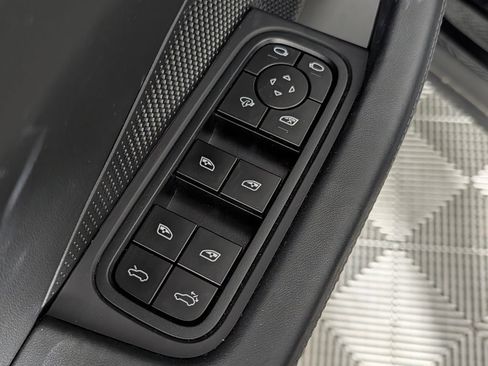 Certified 2025 Porsche Macan 4S Electric AWD/4WD image 25