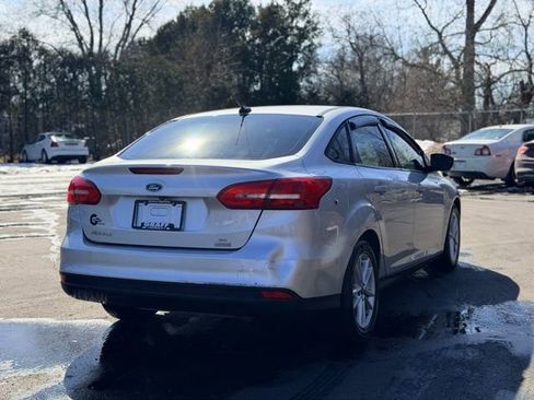 Used 2017 Ford Focus SE image 4