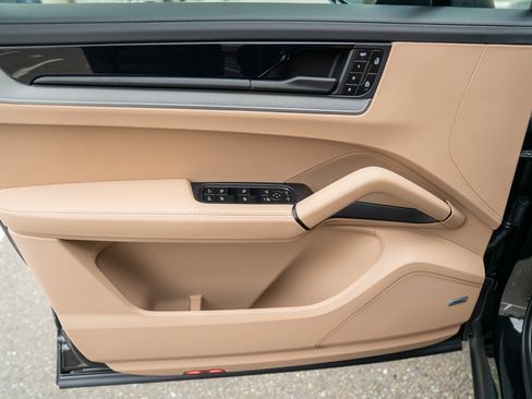 Certified 2026 Porsche Cayenne AWD/4WD image 10