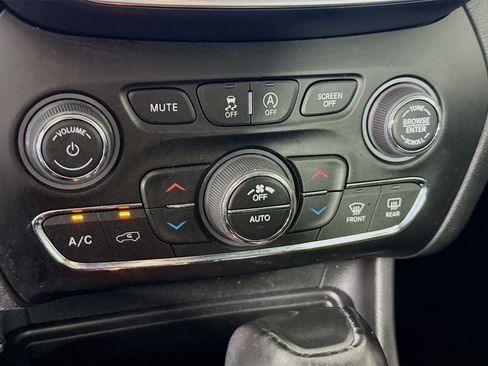 Used 2022 Jeep Cherokee Trailhawk AWD/4WD image 17
