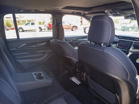 Used 2025 Jeep Grand Cherokee Laredo X AWD/4WD image 17