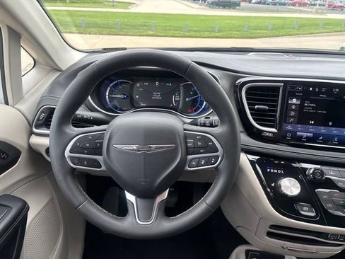 Used 2023 Chrysler Pacifica Touring-L FWD image 29