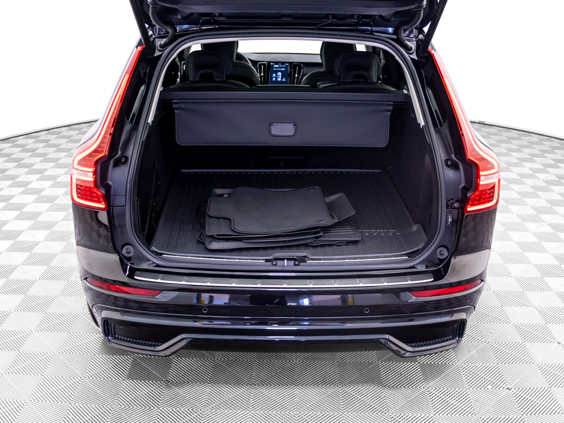 Used 2024 Volvo XC60 B5 Ultimate w/ Protection Package Premier AWD/4WD image 36