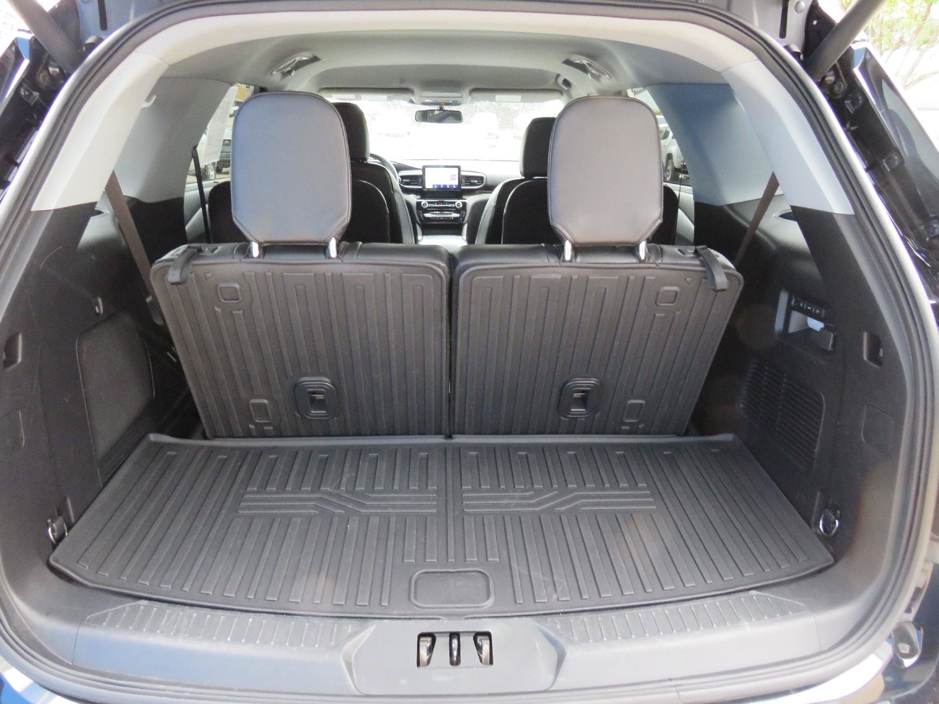 Used 2022 Ford Explorer Limited w/ Equipment Group 301A AWD/4WD image 9